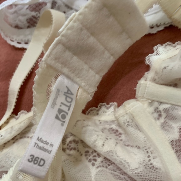 NWOT two lace bras. Size 36D - Picture 3 of 4